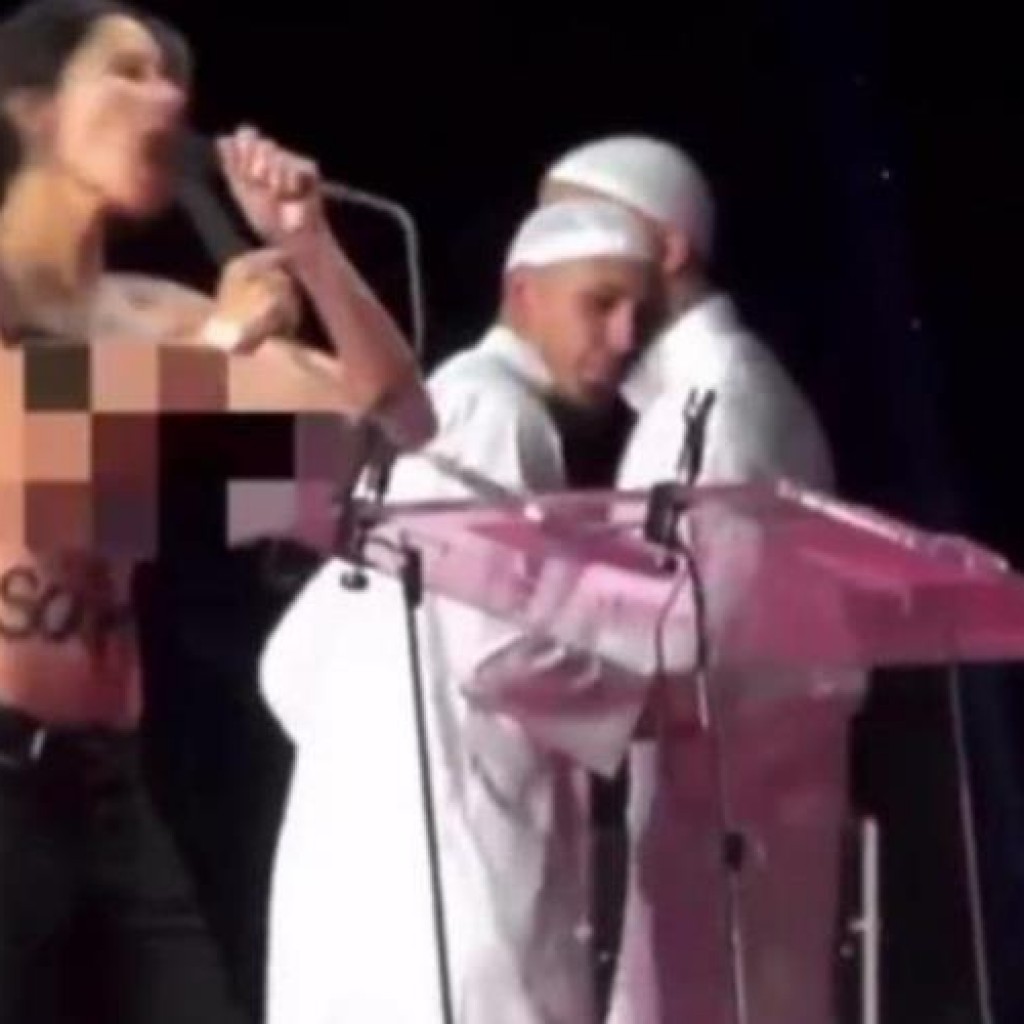 Dua wanita tanpa busana berorasi diatas panggung konferensi Islam