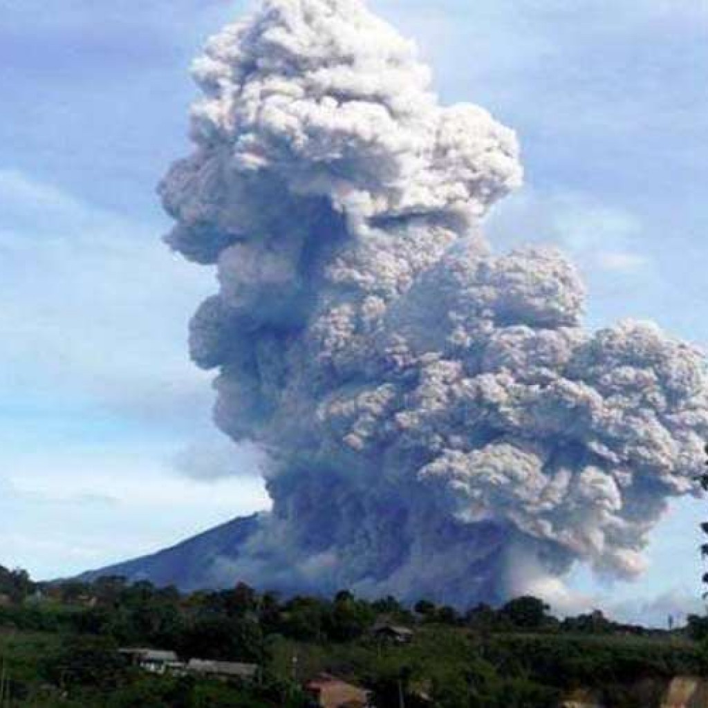 Gunung Sinabung meletus