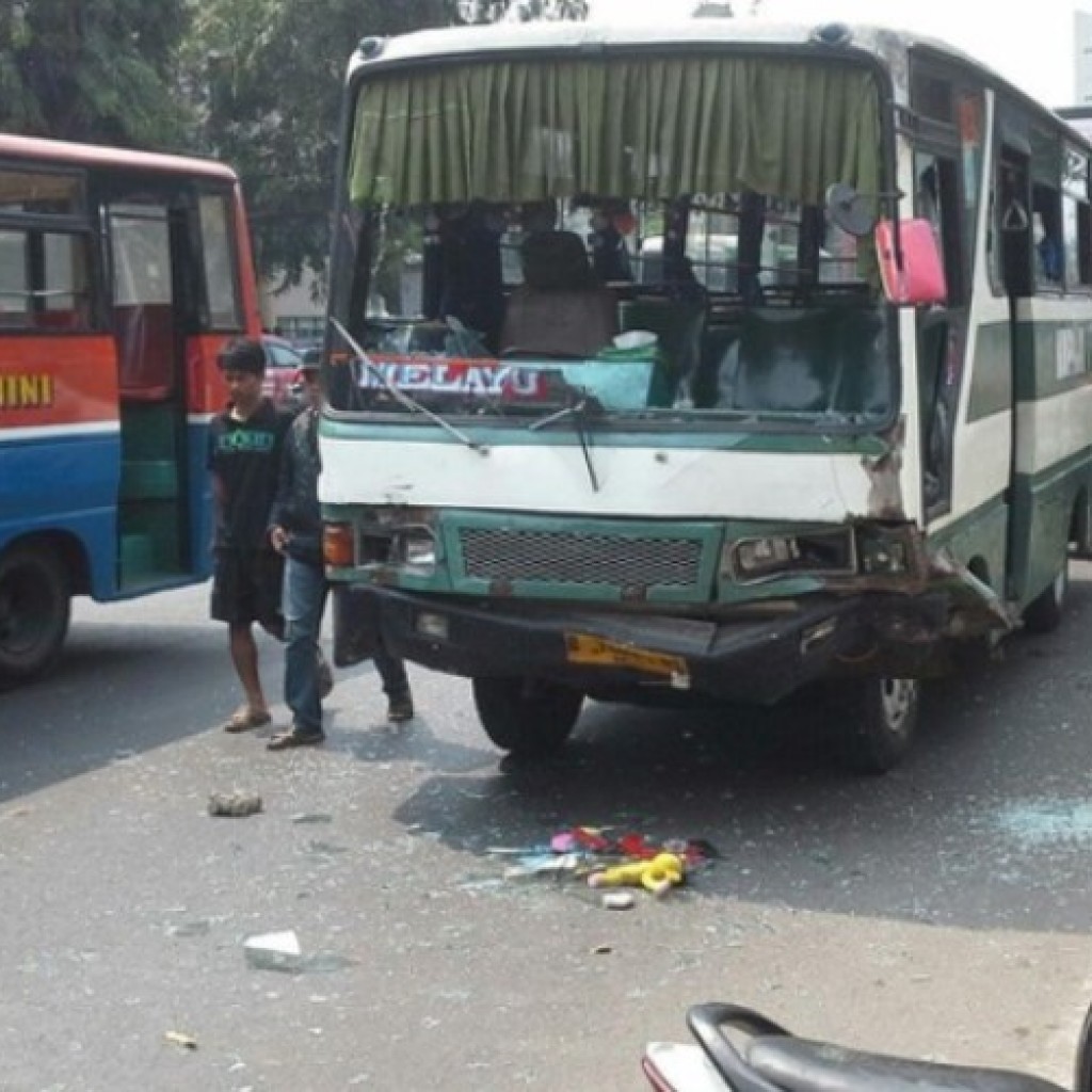 Keecelakaan Bus Kopaja vs motor