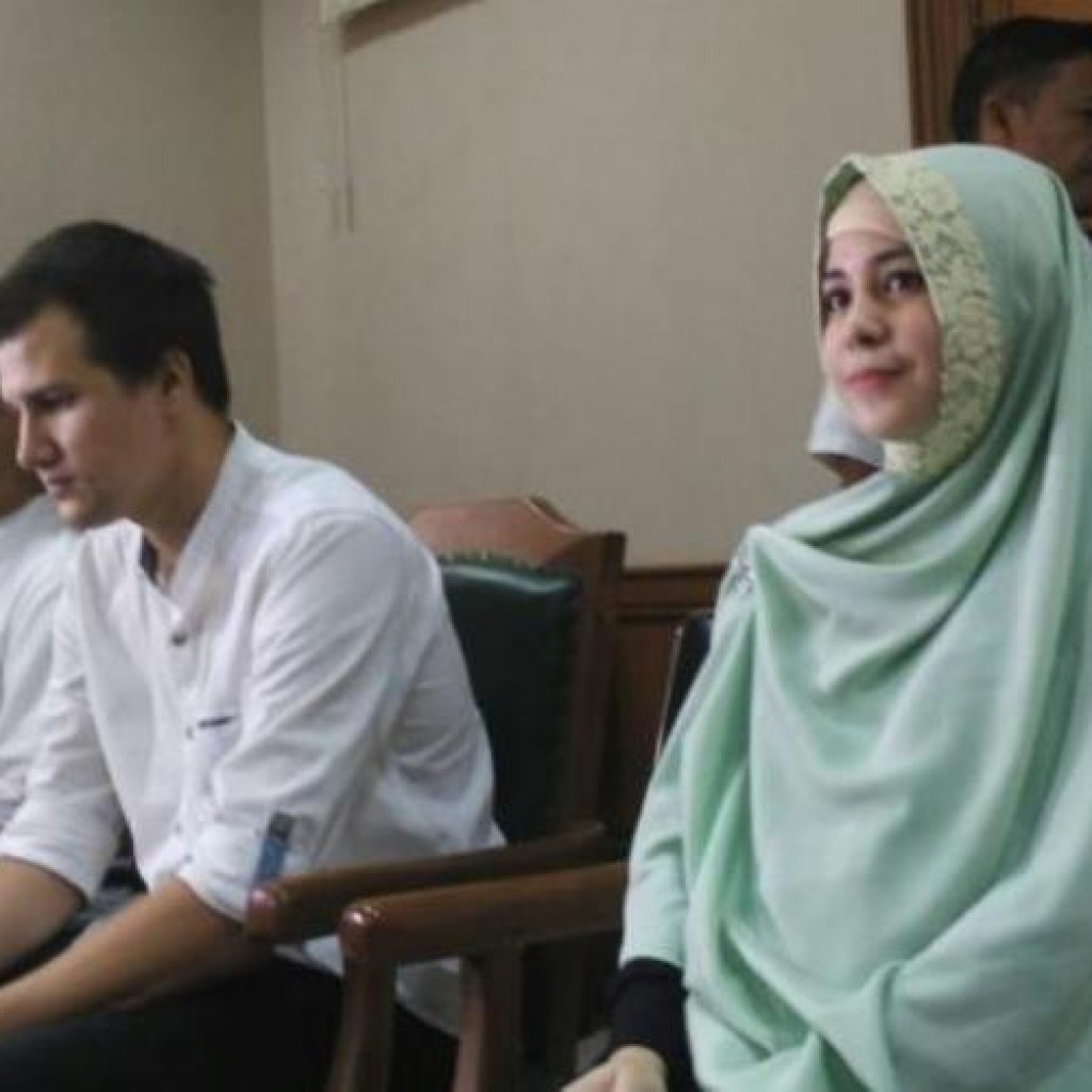 Sidang perceraian Risty Tagor dan Stuart Collin