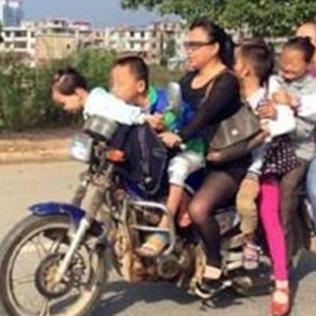 7 orang anggota keluarga naik sepeda motor