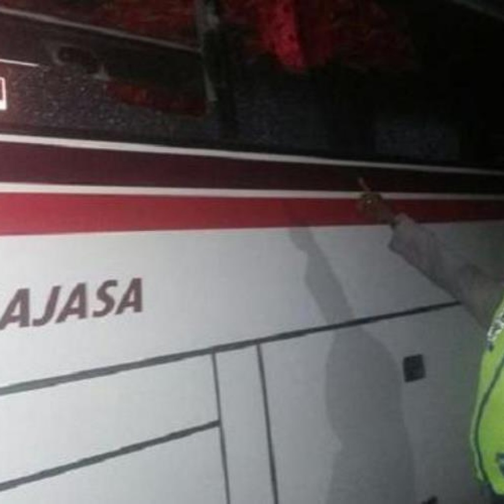 Bus yang dirusak diduga oleh The Jakmania