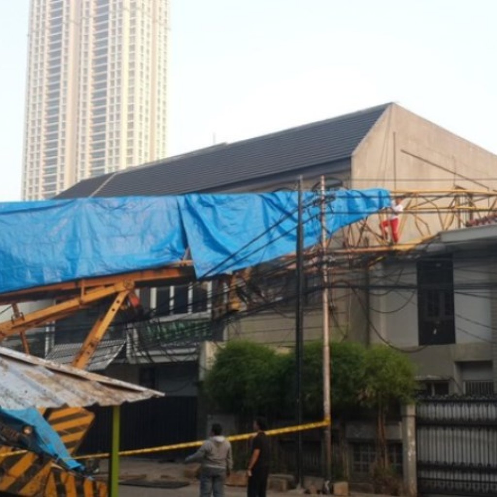 Crane ambruk menimpa sebuah rumah di Jakarta Selatan