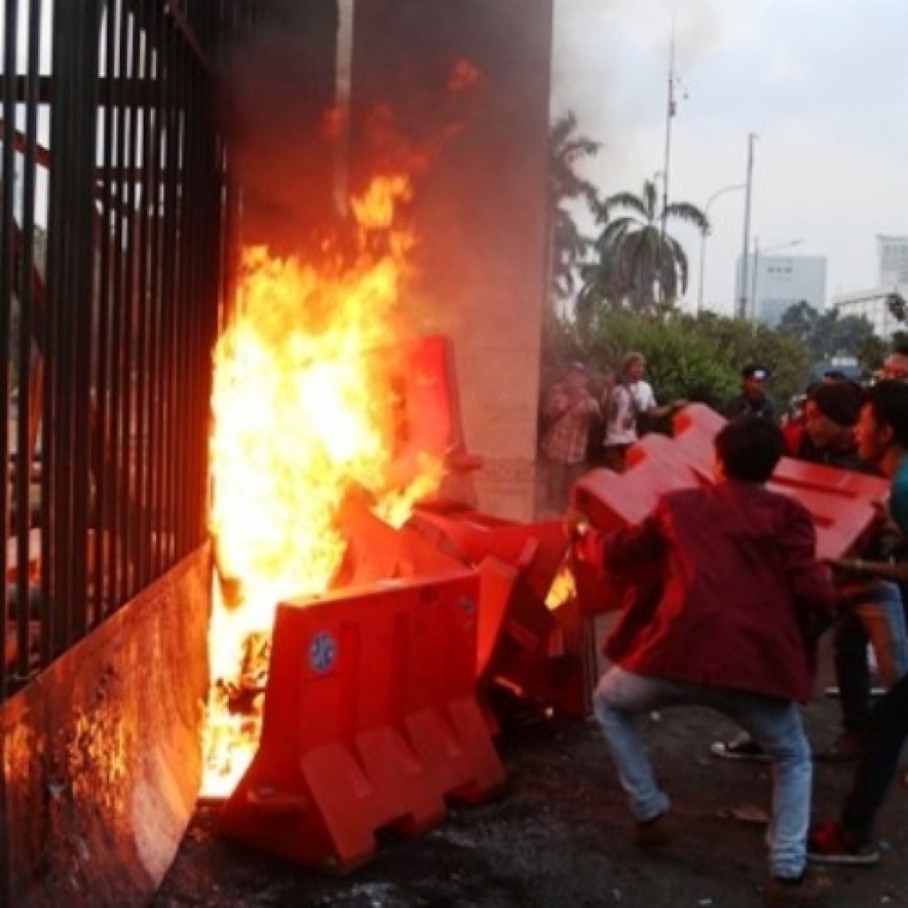 Demo mahasiswa di depan gedung DPR RI