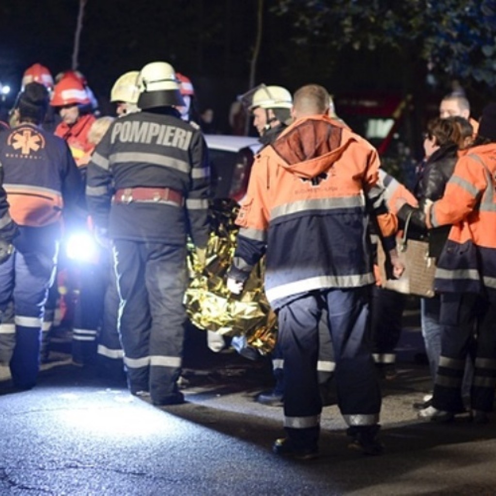 Evakuasi korban ledakan pengunjung klub malam dui Bucharest