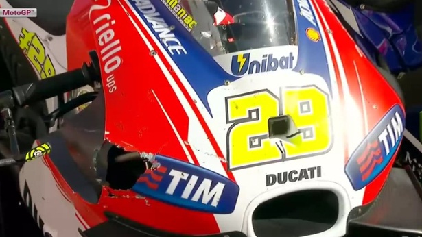 Video Detik-detik Andrea Iannone Tabrak Burung Camar di MotoGP Australia