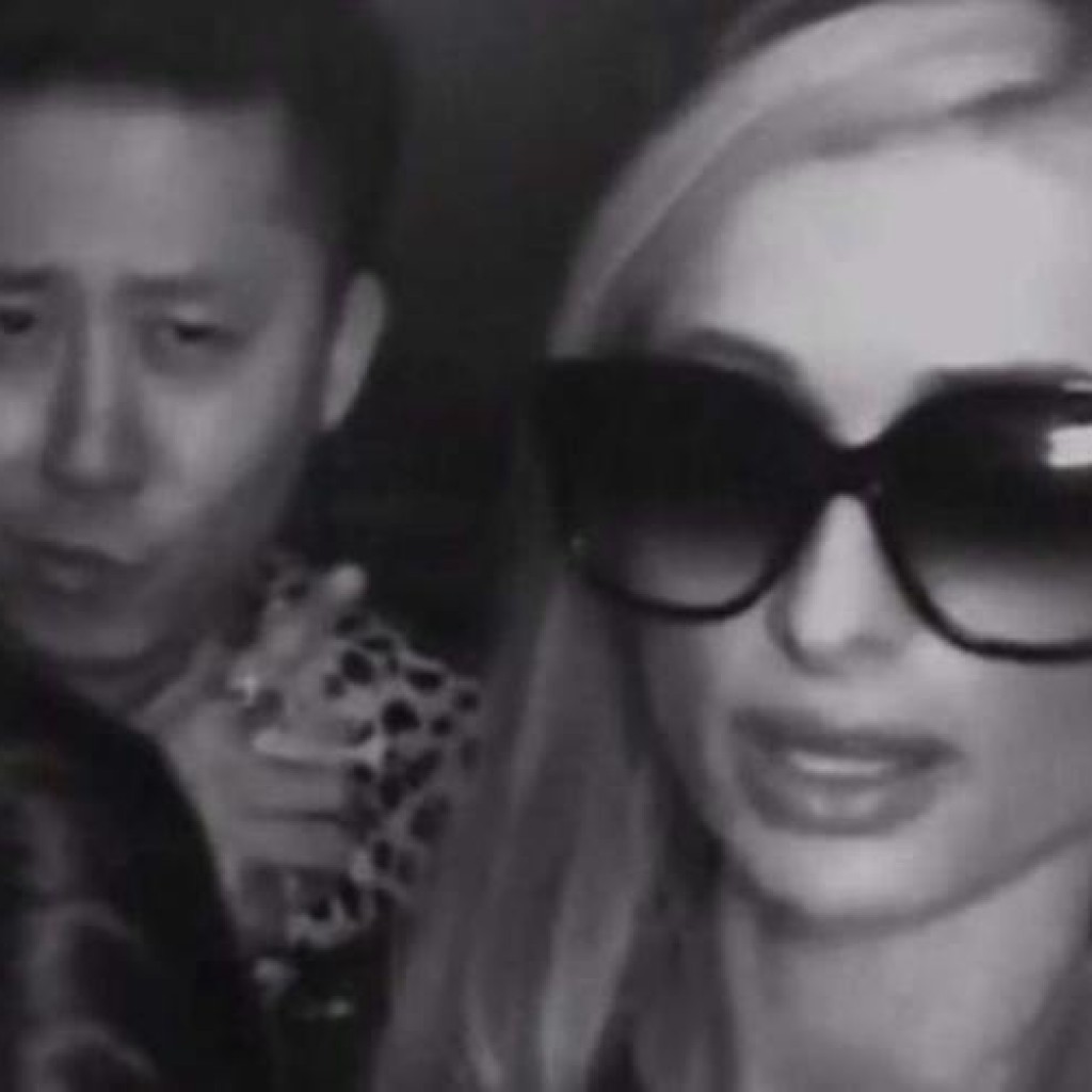 Paris Hilton terjebak di lift bersama crew