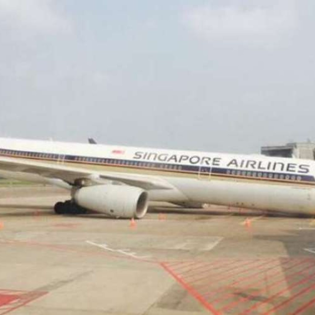 Pesawat Singapore Airlines ambruk
