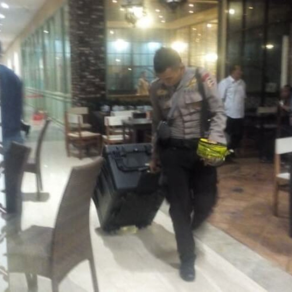Polisi membawa koper misterius dari TKP ledakan di mall Alam Sutera