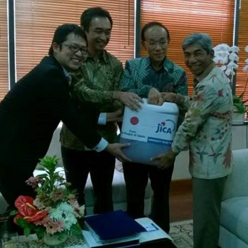 Serah terima bantuan dari jepang untuk menangani kebakaran hutan dan kabut asap