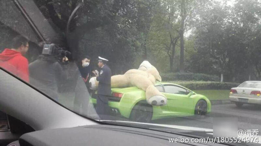 GENDONG Boneka Teddy Bear Raksasa, Lamborghini Ini Ditangkap Polisi