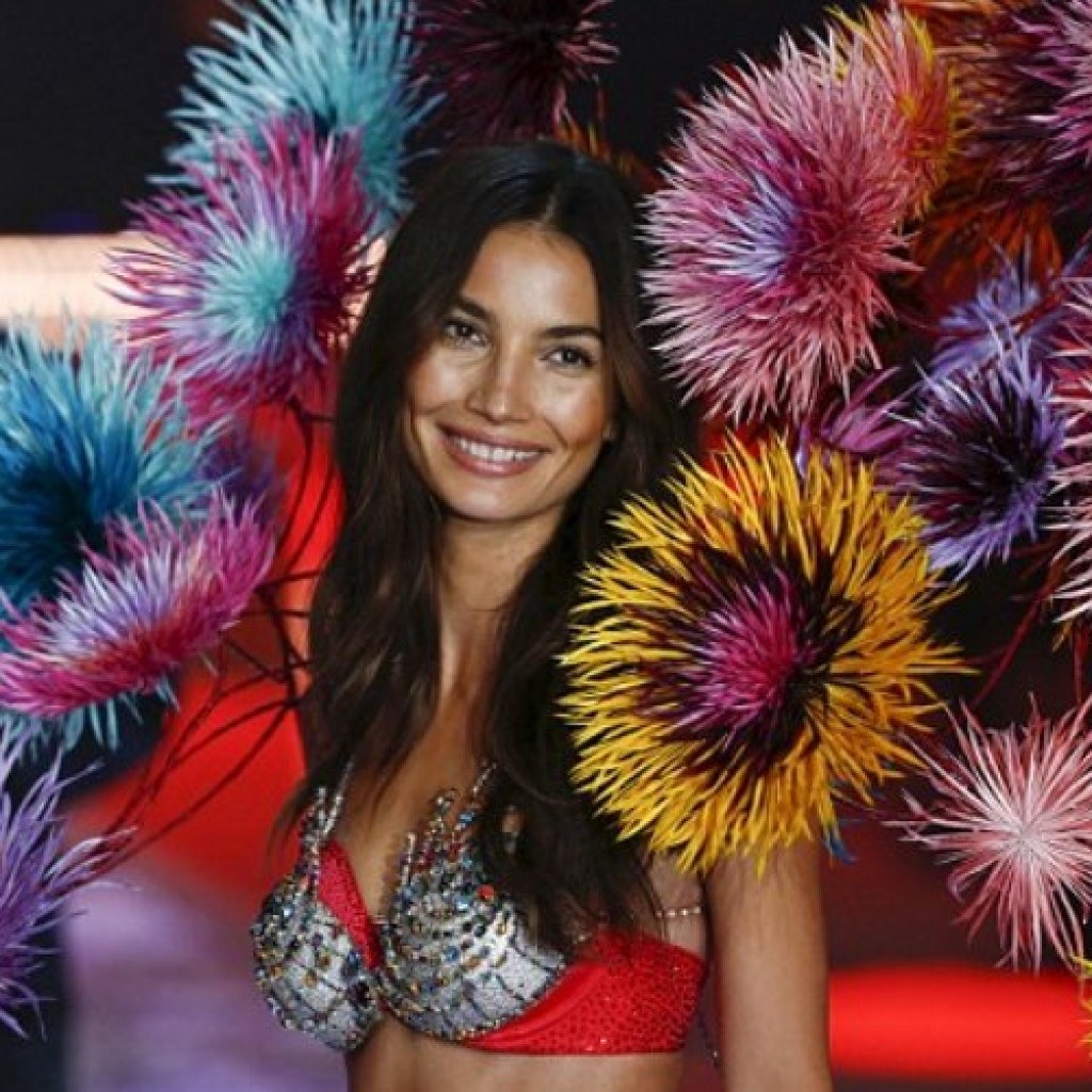 Lily Aldridge pamerkan Fireworks Fantasy Bra