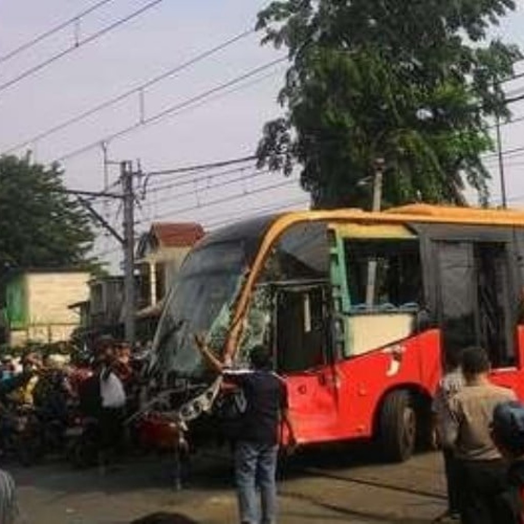 TKP Kecelakaan Bus Transjakarta vs KRL Commuter Line