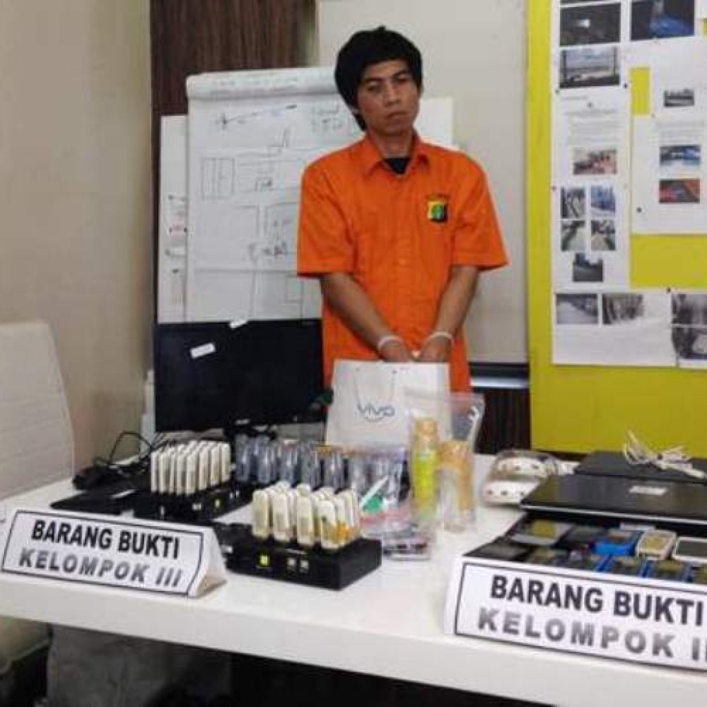 Tersangka Effendy dan barang bukti kasus penipuan SMS