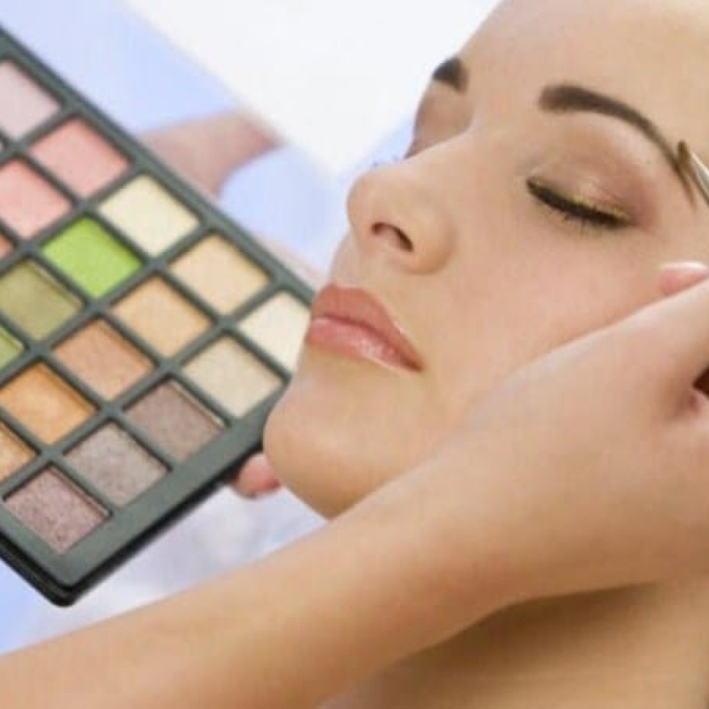 Tips Make Up Untuk Wajah Terlihat Ramping