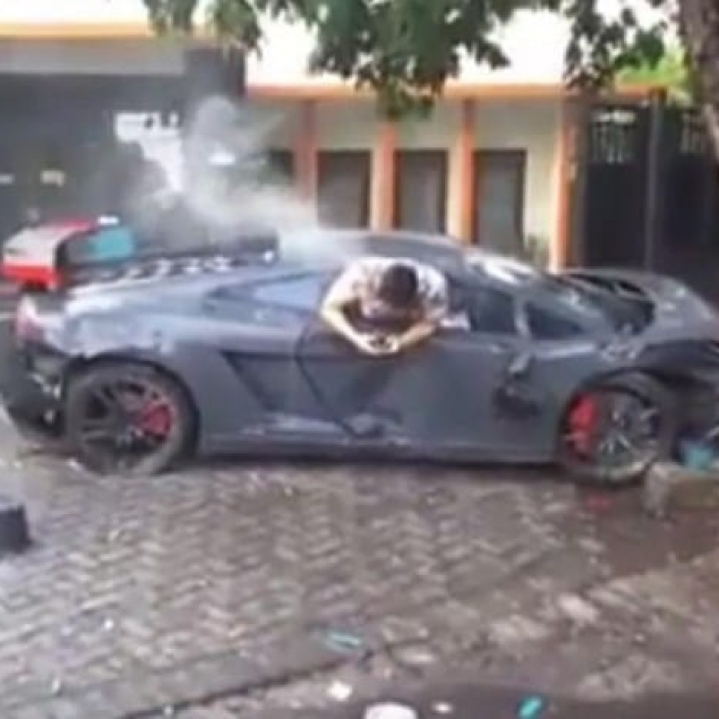 Detik detik kecelakaan mobil Lambirghini di Surabaya