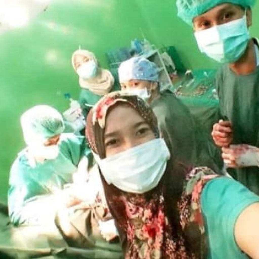 Dokter Selfie Saat Operasi