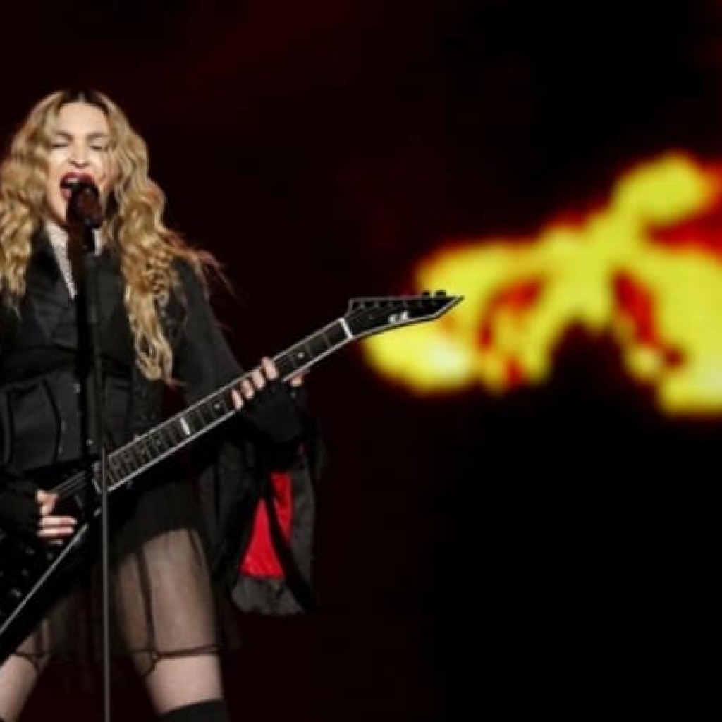 Gelar Konser Dadakan di Jalanan Paris Madonna Hebohkan Publik 1