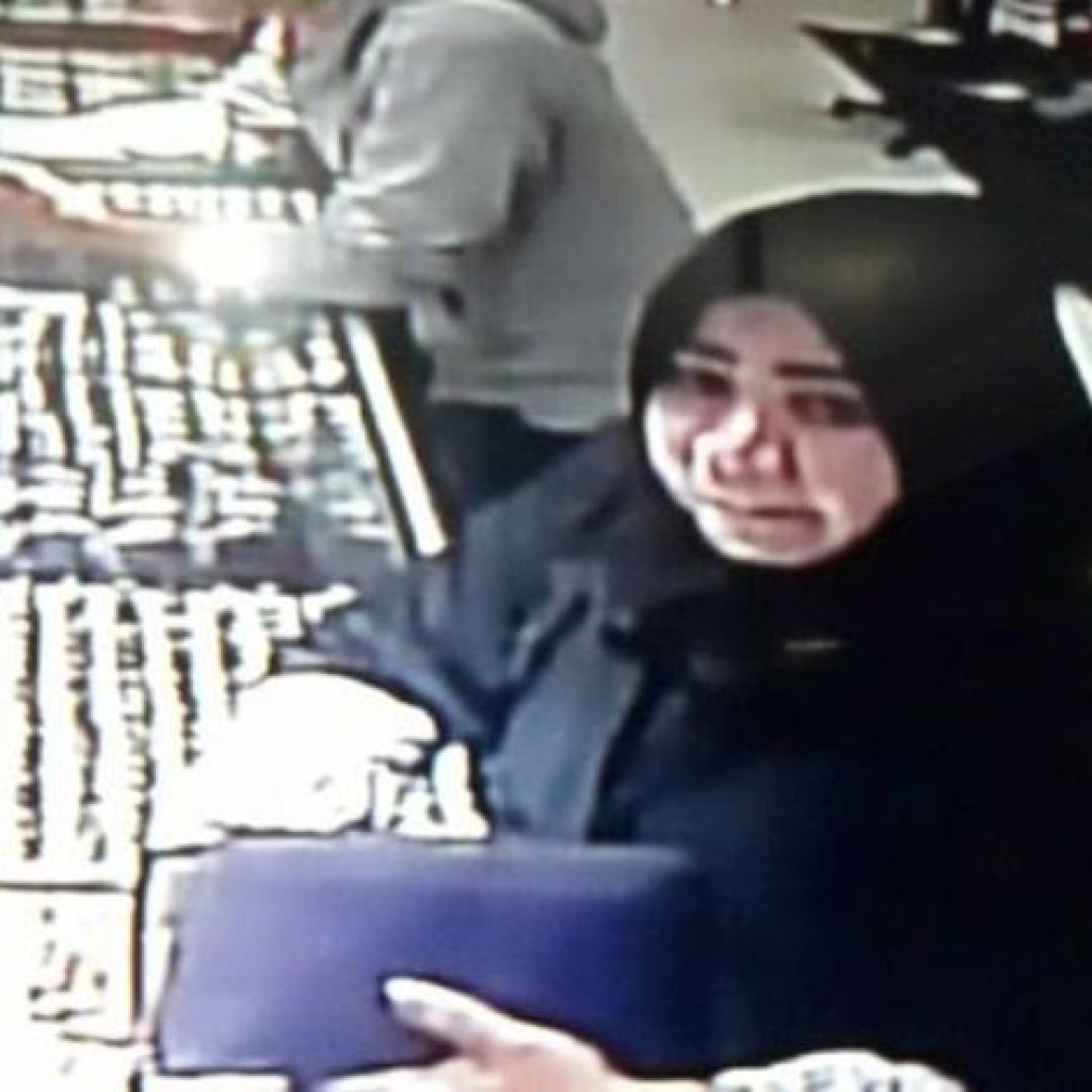 Ibu Jilbab Maling Kartu Kredit Untuk Beli Emas