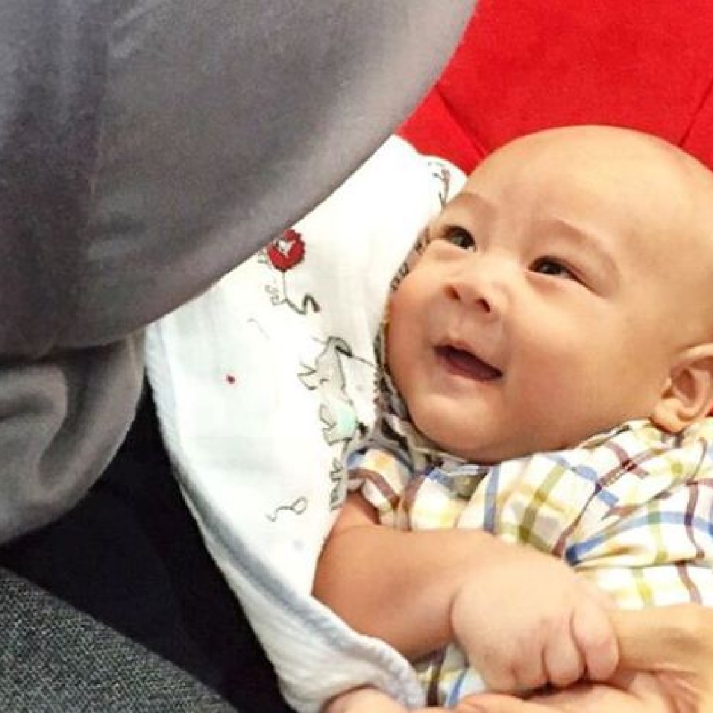 Ketika Laudya Cynthia Bella Gendong Anak Raffi Ahmad