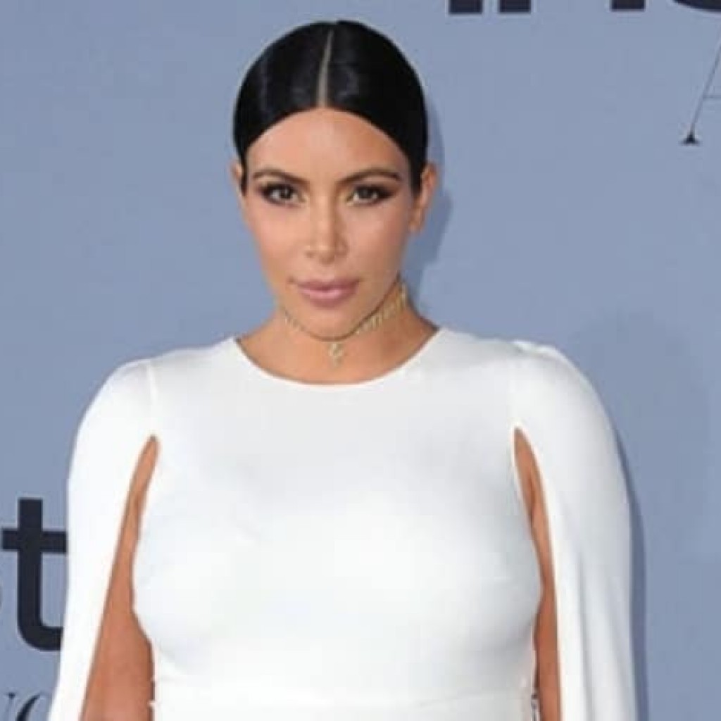 Kim Kardashian Sumbangkan 1000 Pasang Sepatu Karena Menyusui