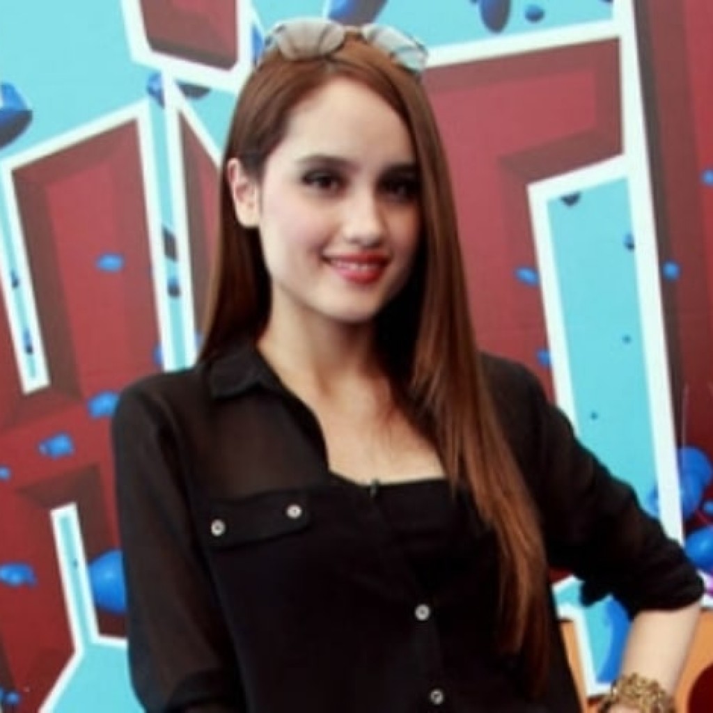 Perjalanan Cinta Laura Di Hollywood Terhalang Warna Rambut