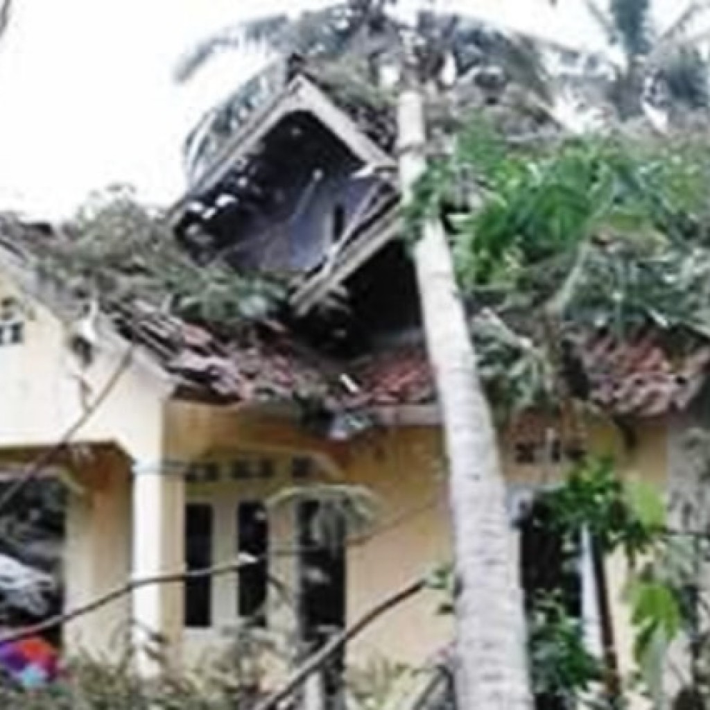 Puting Beliung Merusak Puluhan Rumah di Pangandaran