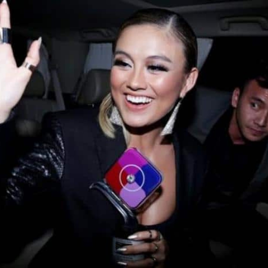 Semakin Mesra Agnes Monica Bantah Sudah Bertunangan