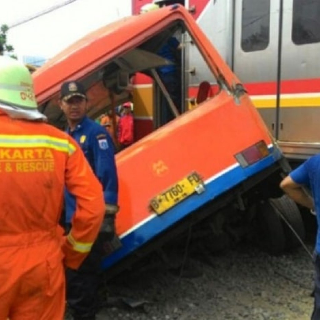 Tabrakan KRL vs Metromini