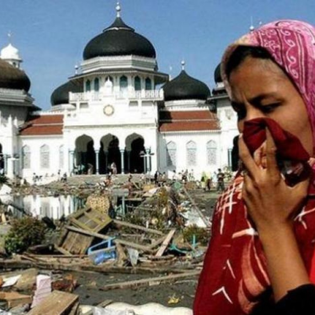 gambar tsunami aceh