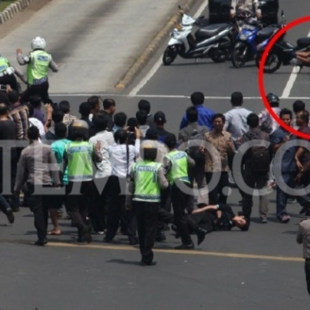 Foto Detik detik Penembakan Polisi di Sarinah