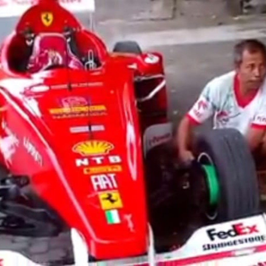 Mobil F1 Sedang Isi Angin Ban