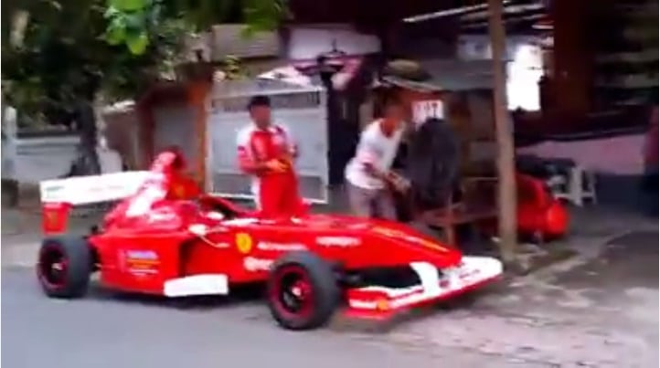 VIDEO Mobil 'Ferrari Formula 1' Kepergok Tengah Isi Angin di Lombok