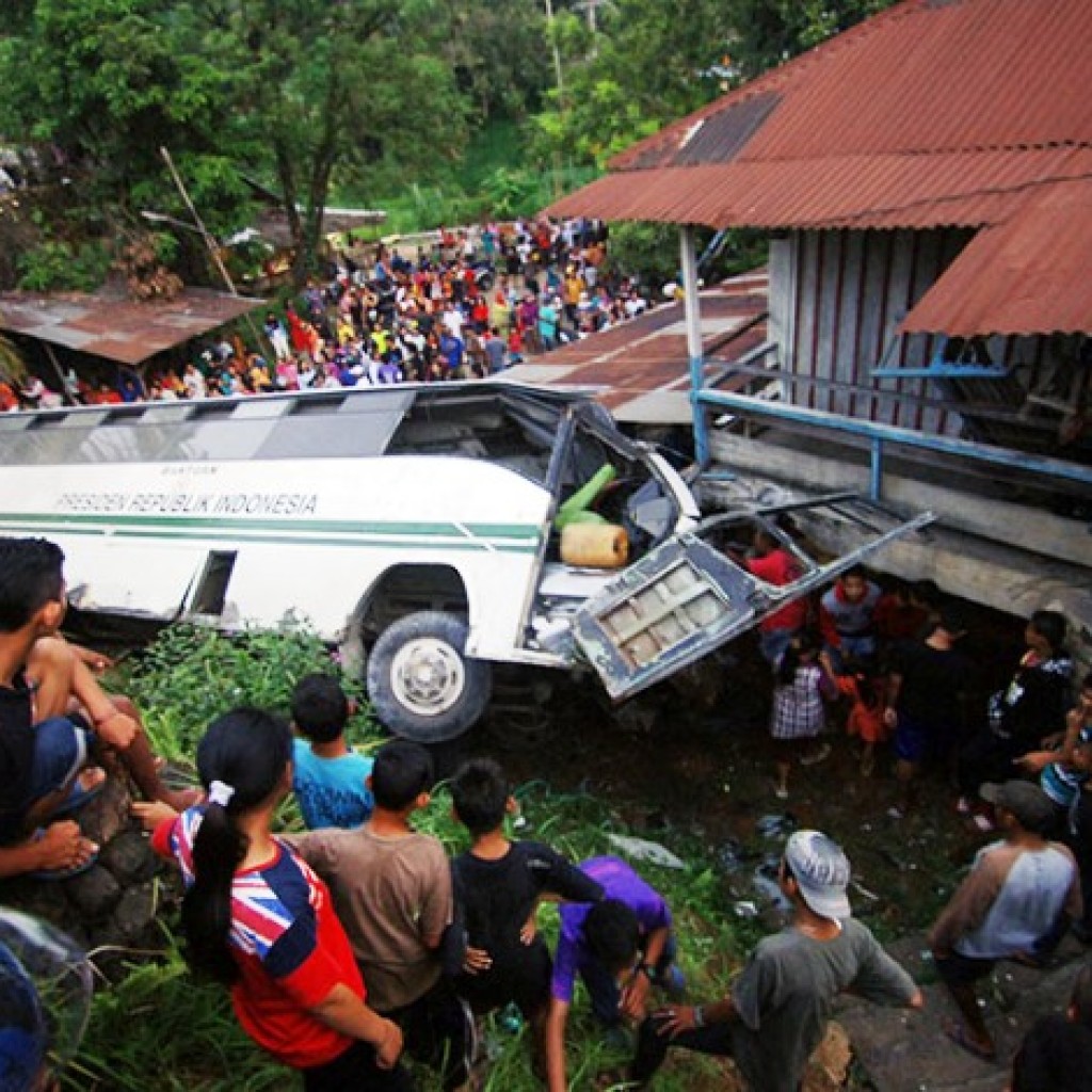 Bus Unand Terguling di Depan Gerbang Kampus