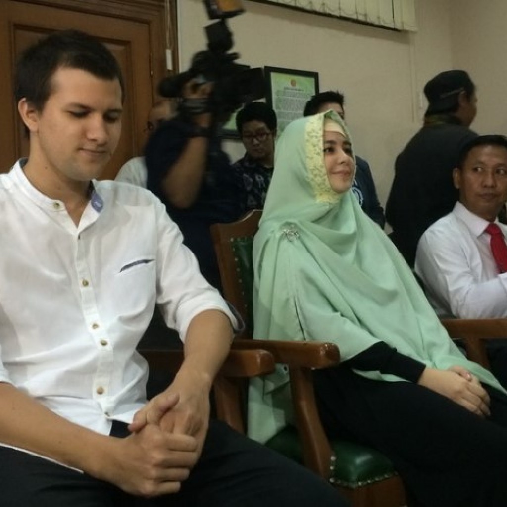 Karena Kecelakaan Sidang Perceraian Risty Tagor dan Stuart Collin Ditunda