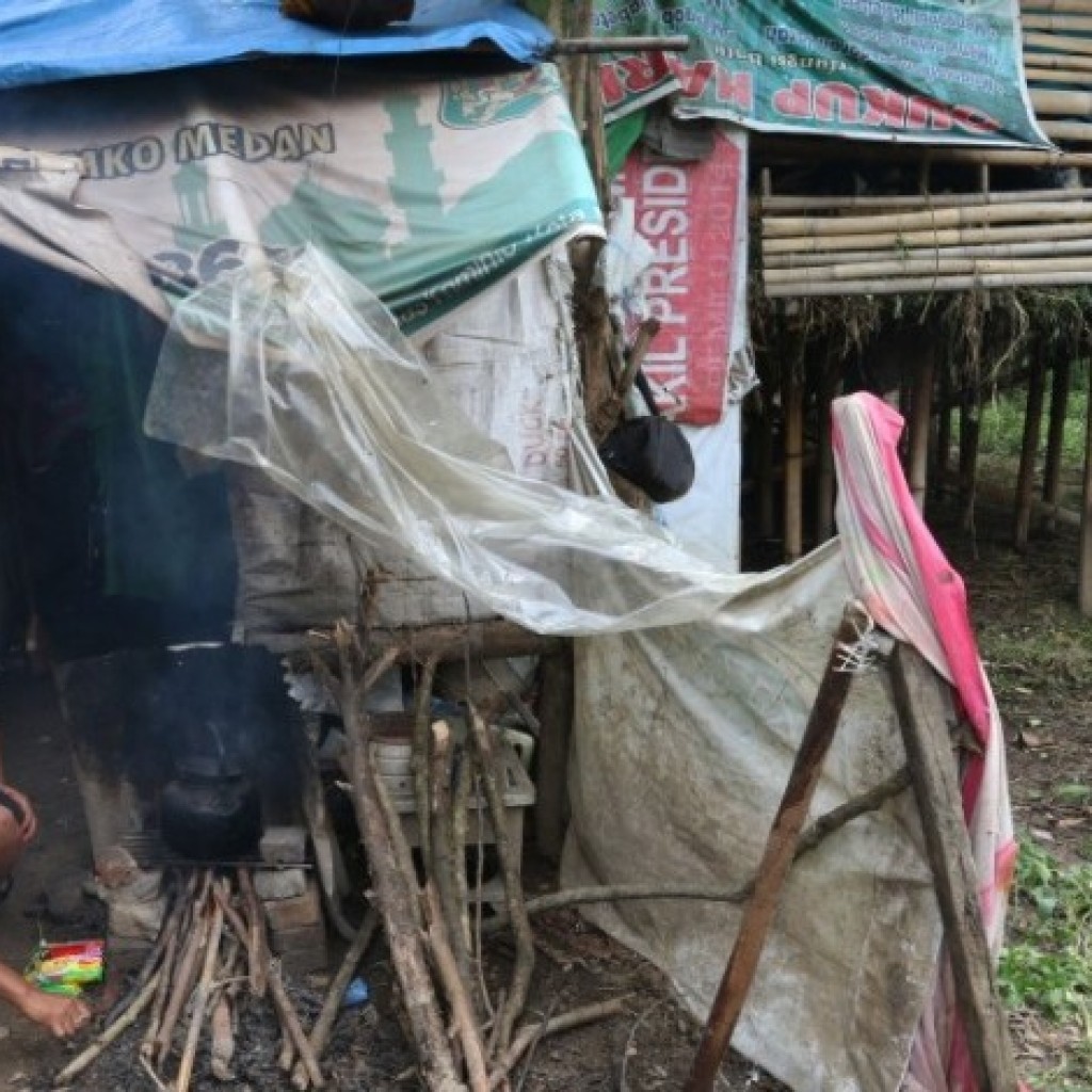 Keluarga di Medan Seatap dengan Kandang Kambing