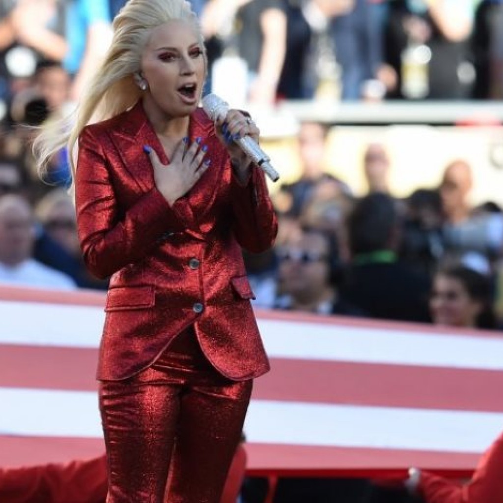 Nyanyikan Lagu Kebangsaan Amerika Serikat di Acara Super Bowl Lady Gaga Banjir Air Mata