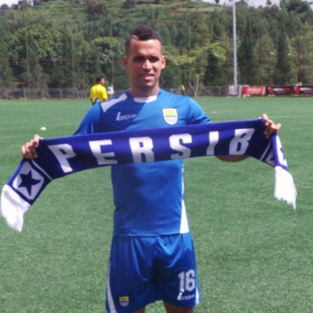 Penyerang Persib Aron da Silva