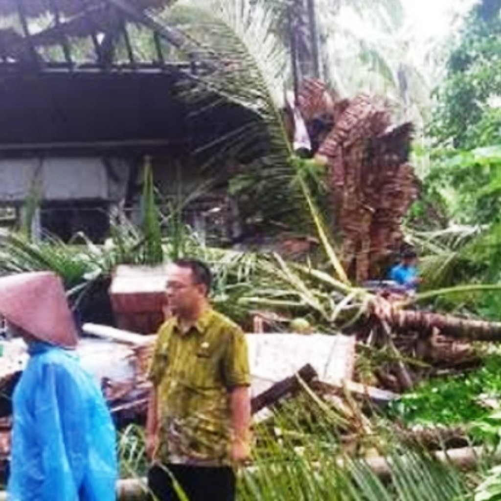 Rumah Dihantam Puting Beliung di Pangandaran