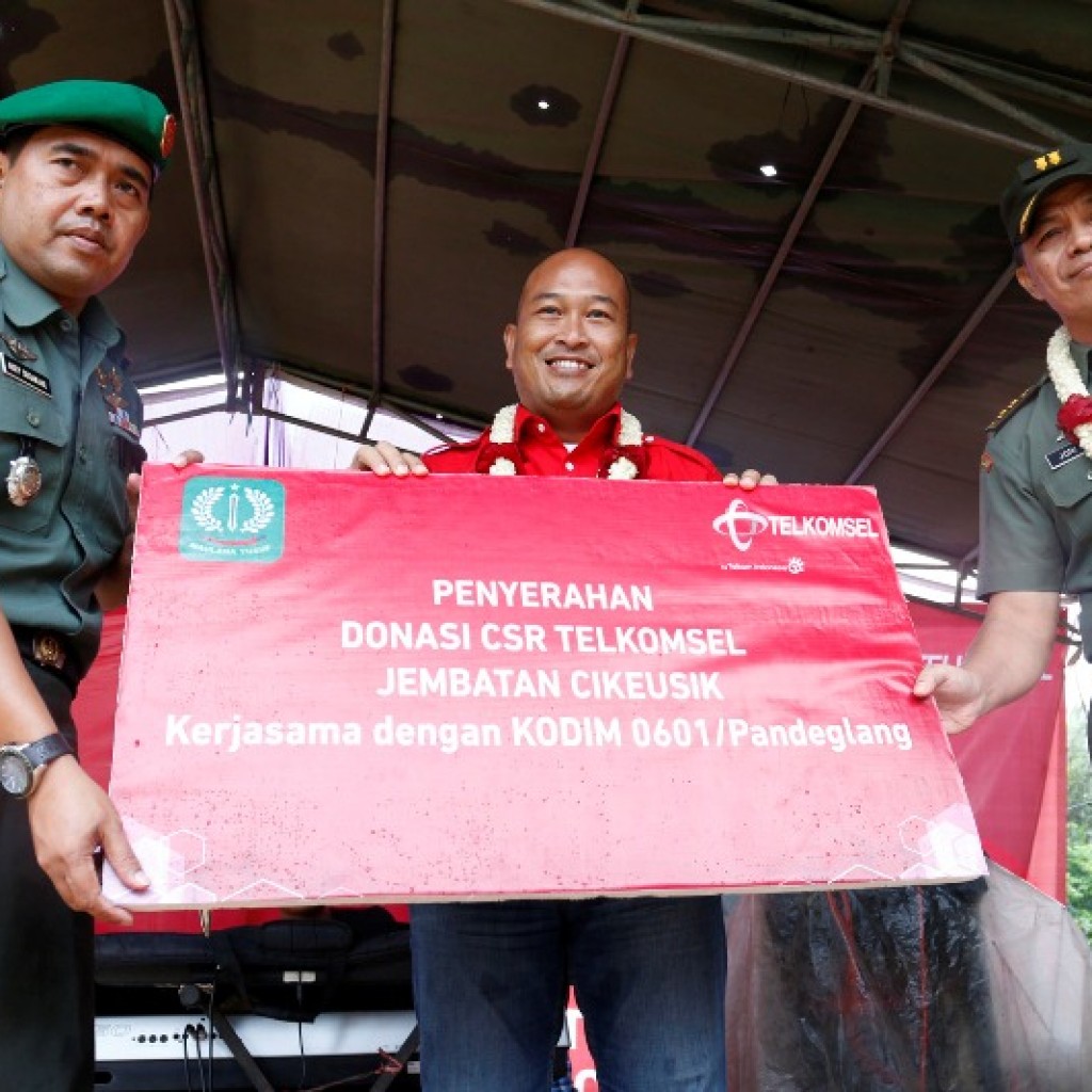 Telkomsel Serahkan Donasi CSR Pembangunan Jembatan Cikeusik