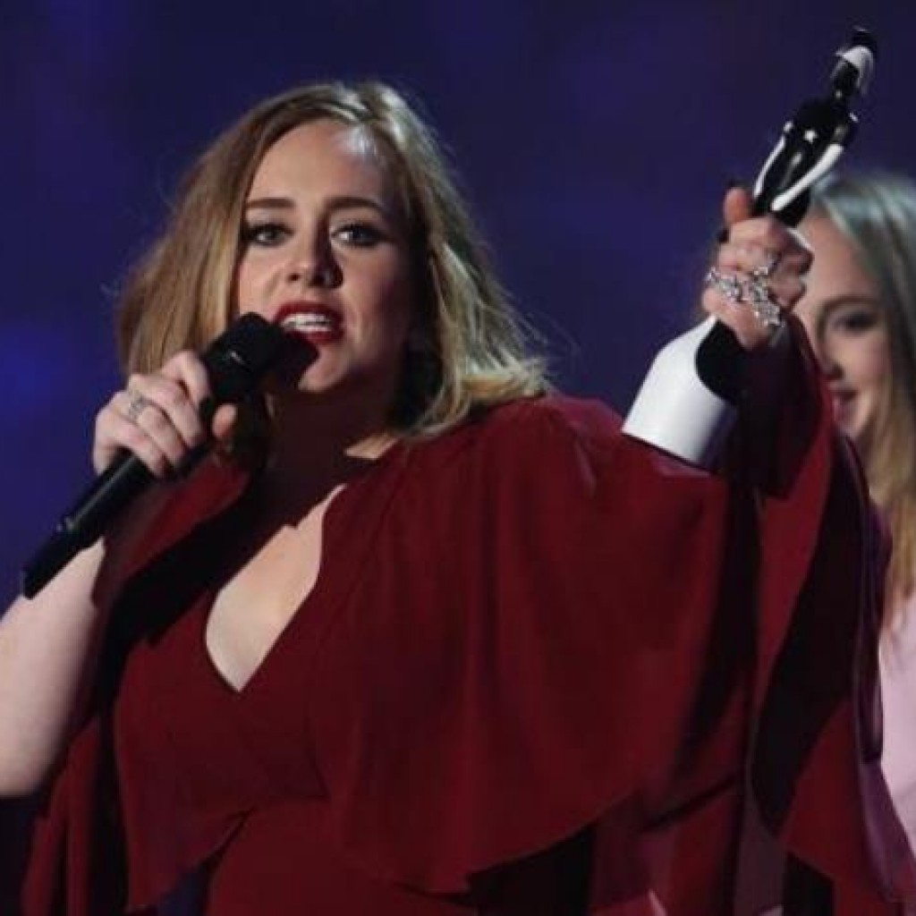 Adele Persembahkan Lagu Untuk Korban Bom Brussels di Konsernya