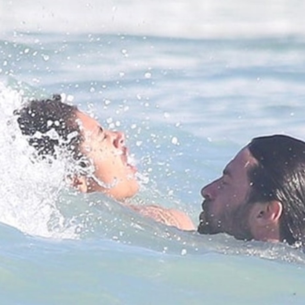 Bak Pahlawan Hugh Jackman Selamatkan Anak dan Perenang dari Ombak Pantai Bondi