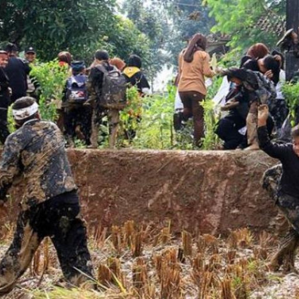 Dedi Mulyadi Perang Lumpur dengan Puluhan Pelajar