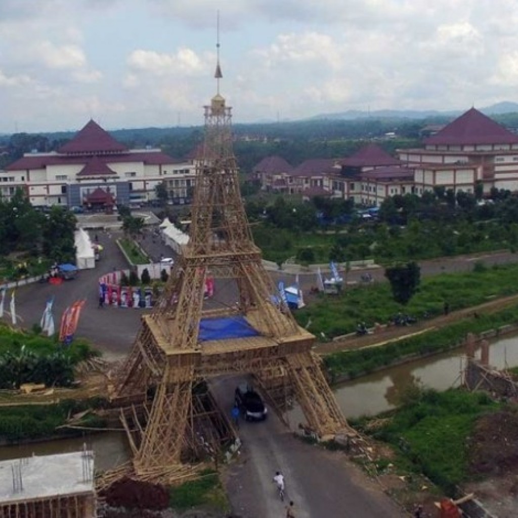 Replika Menara Eiffel Tasikmalaya