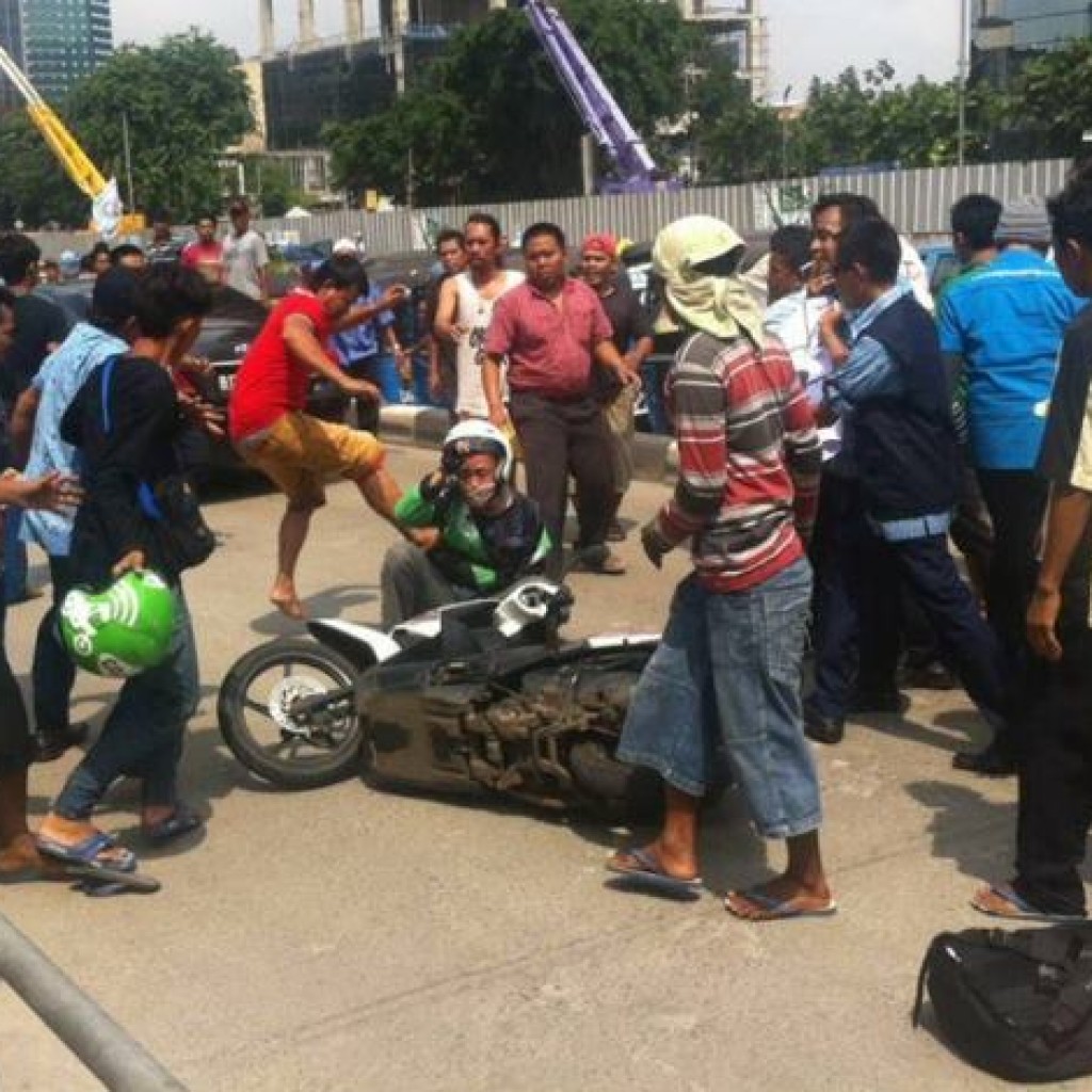 Sopir Gojek Babak Belur Dihajar Massa Pendemo