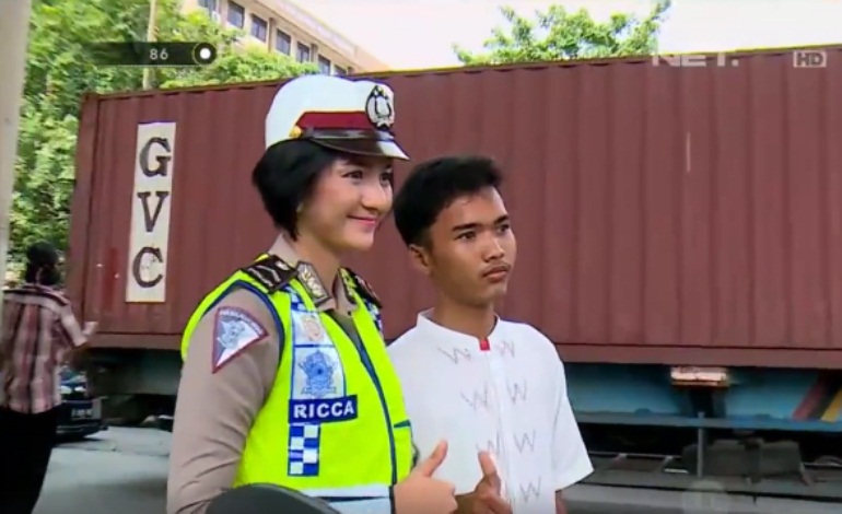 Foto Selfie Bareng Polisi Cantik Saat Razia