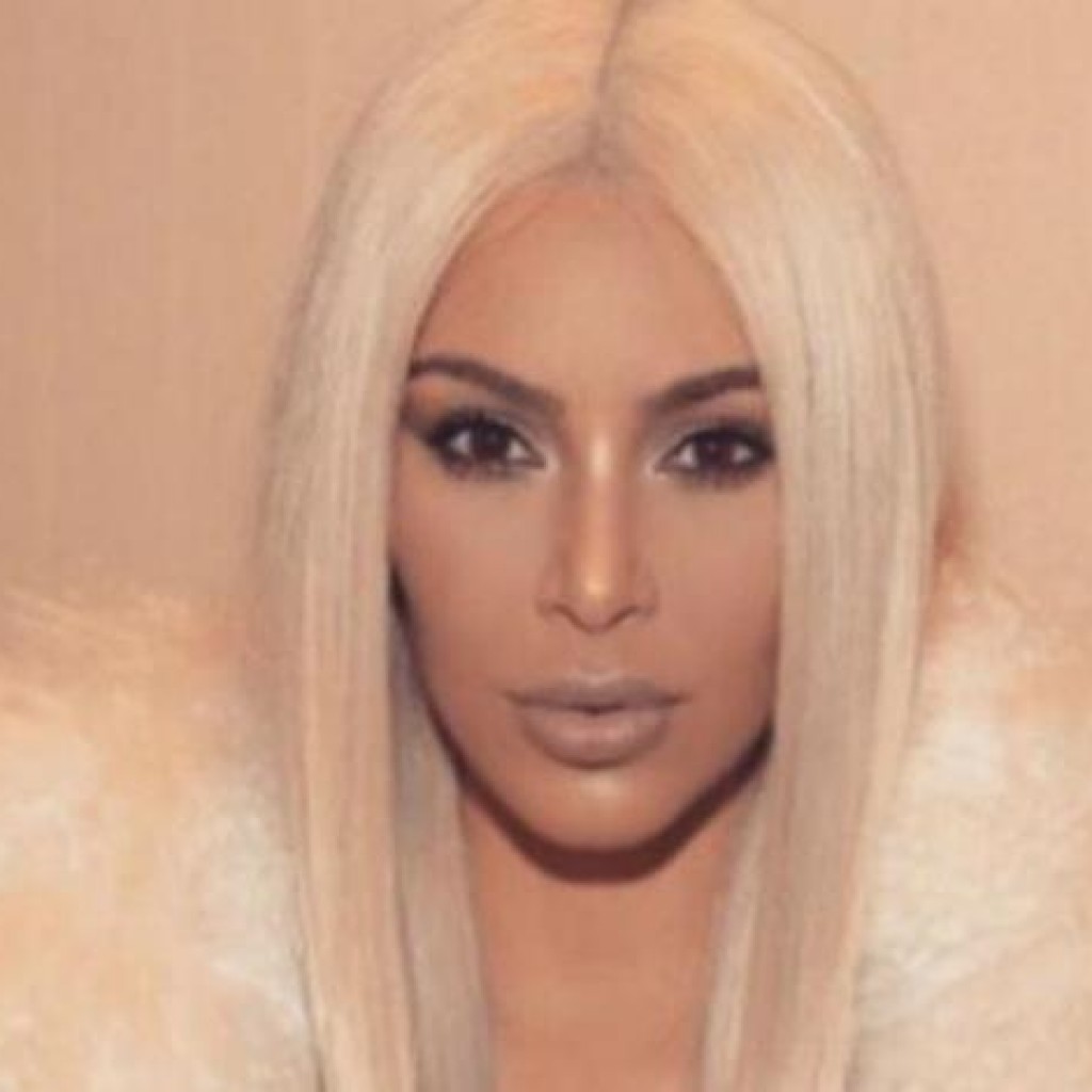 Kim Kardashian Tinggalkan Rumah Ibu Tirinya