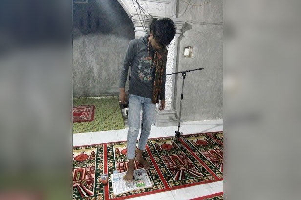 Pemuda Injak Al Quran