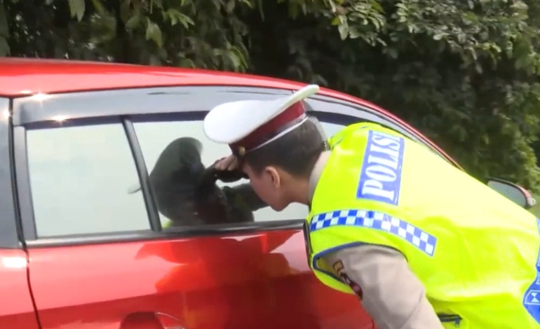 Polisi Pergoki Mahasiswa Bercinta di Tol Cikampek