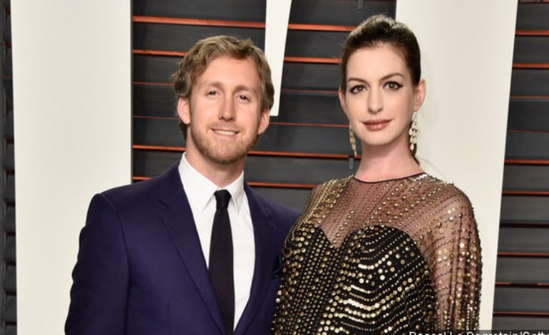 SELAMAT Anne Hathaway Lahirkan Putra Pertamanya